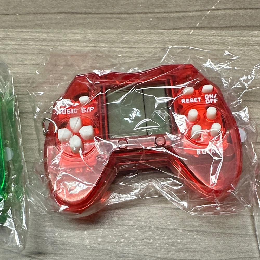 ❣️5|$25❣️Red or Green Handheld Game - bag charm /keychain. Your choice. 🆕